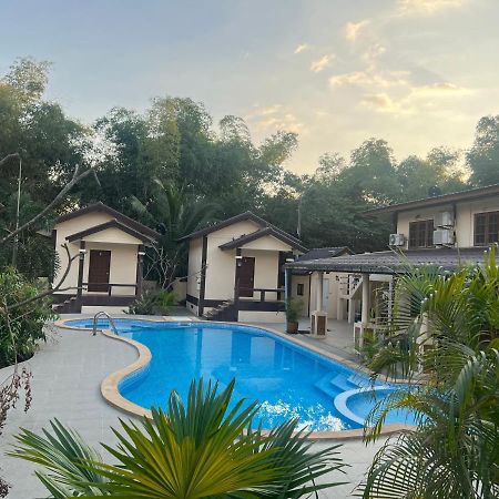 Sunray Guesthouse สุนันท์บ้านพักริมคลอง Uthai Thani Eksteriør bilde