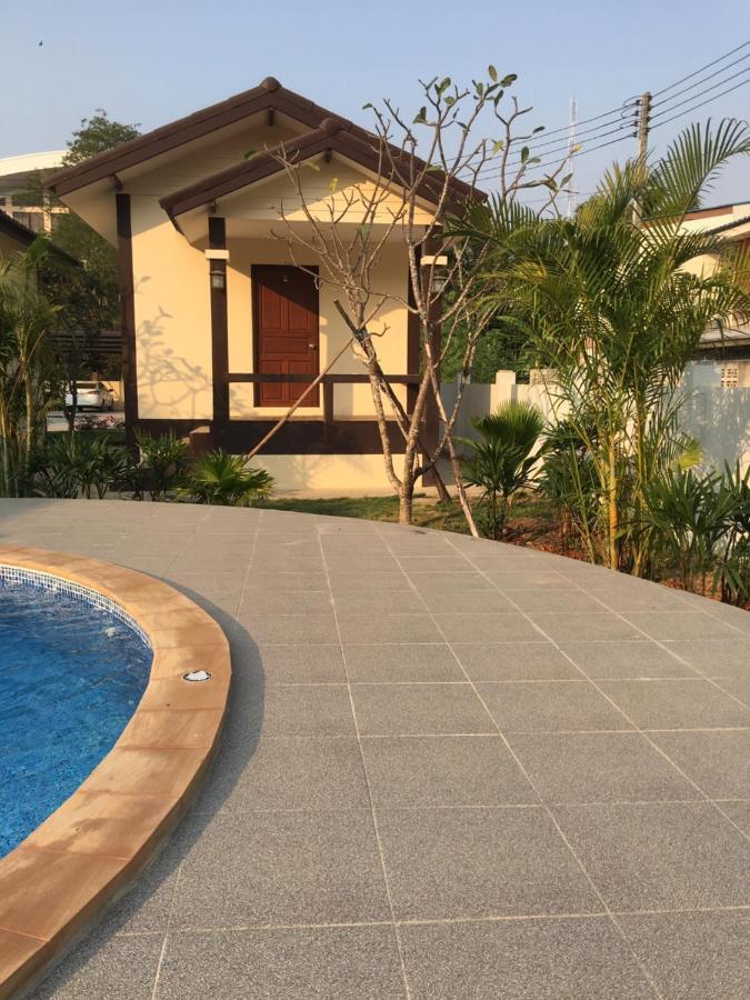 Sunray Guesthouse สุนันท์บ้านพักริมคลอง Uthai Thani Eksteriør bilde
