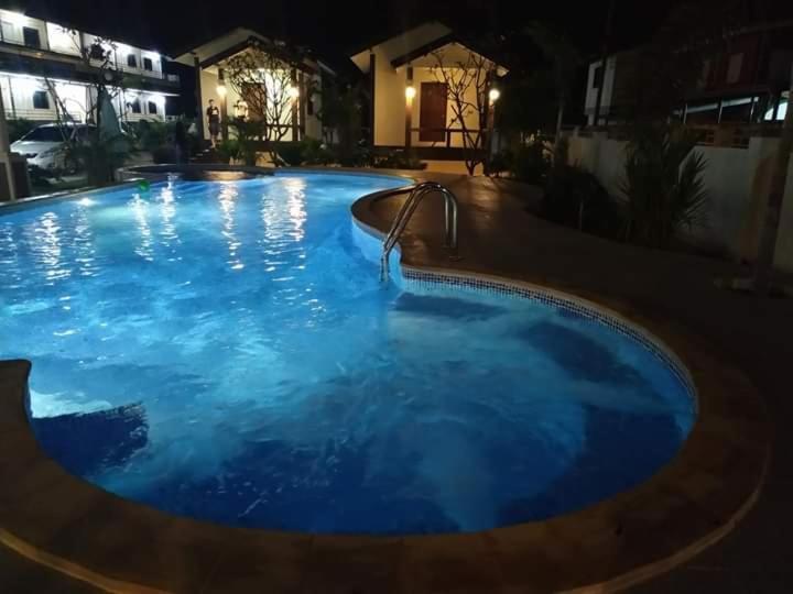 Sunray Guesthouse สุนันท์บ้านพักริมคลอง Uthai Thani Eksteriør bilde