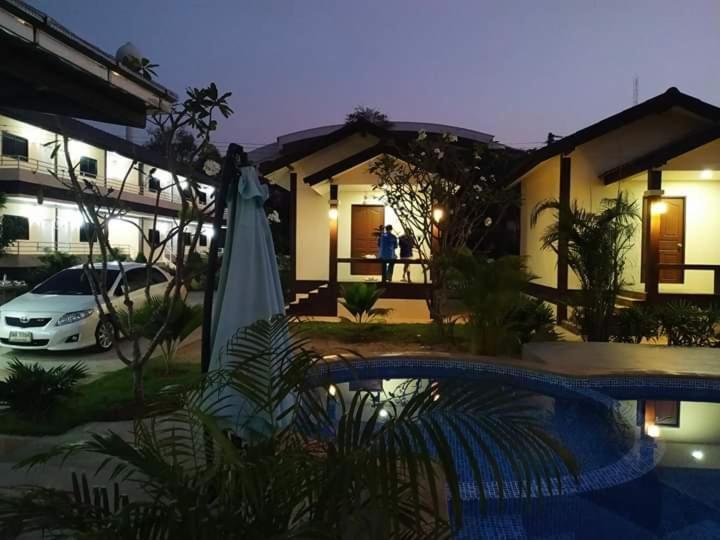 Sunray Guesthouse สุนันท์บ้านพักริมคลอง Uthai Thani Eksteriør bilde