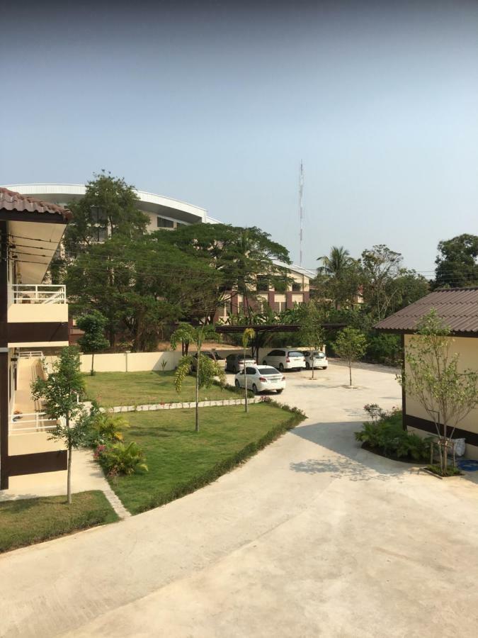 Sunray Guesthouse สุนันท์บ้านพักริมคลอง Uthai Thani Eksteriør bilde