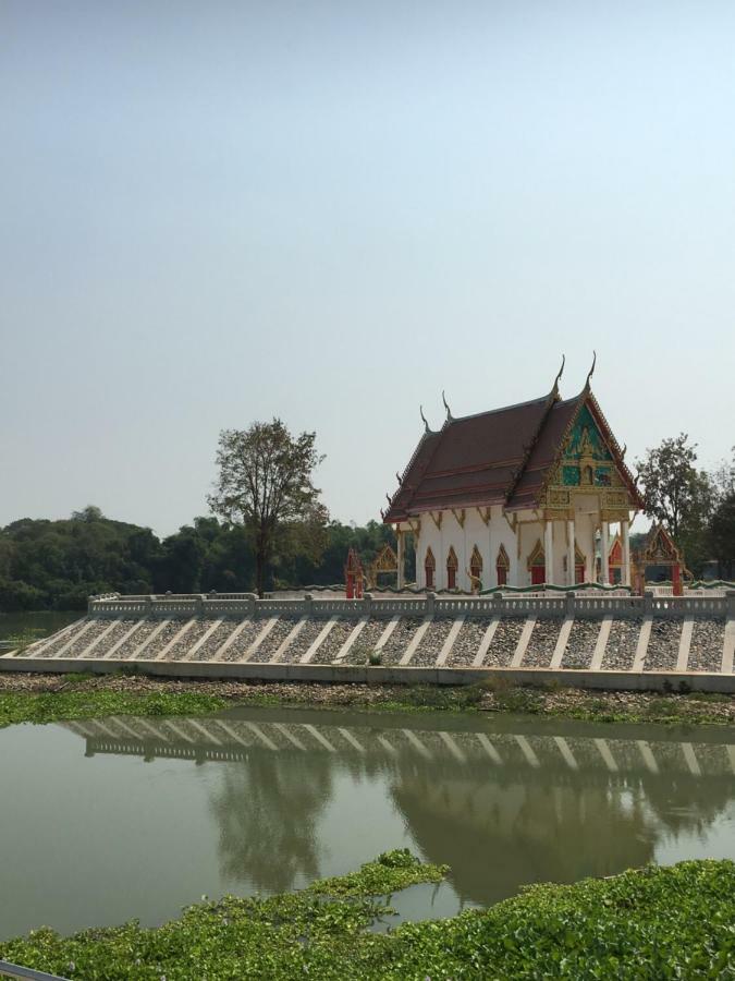 Sunray Guesthouse สุนันท์บ้านพักริมคลอง Uthai Thani Eksteriør bilde