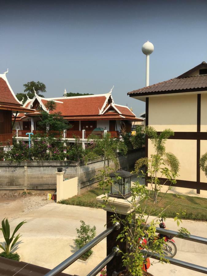 Sunray Guesthouse สุนันท์บ้านพักริมคลอง Uthai Thani Eksteriør bilde