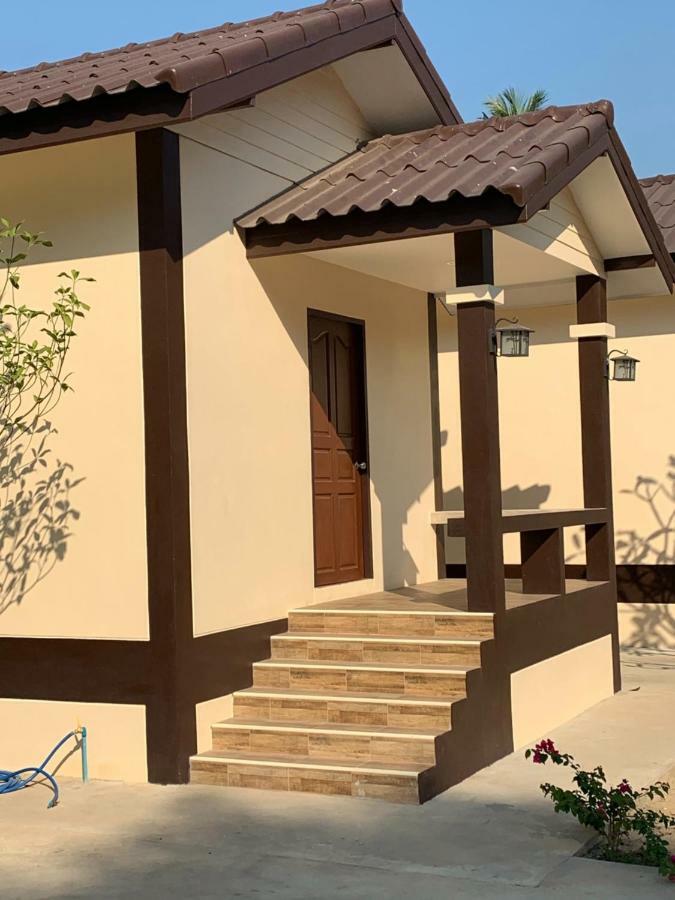 Sunray Guesthouse สุนันท์บ้านพักริมคลอง Uthai Thani Eksteriør bilde