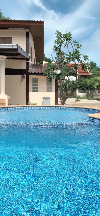 Sunray Guesthouse สุนันท์บ้านพักริมคลอง Uthai Thani Eksteriør bilde
